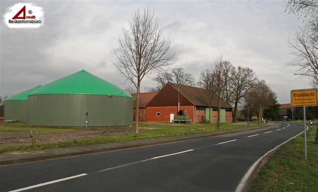 Kompaktlösung auf einem Bauernhof: Niedersachsen ist bundesweit führend beim Betrieb von Biogasanlagen. Das aktuelle Bild zeigt eine Anlage auf einem Bauernhof in Brandlecht bei Nordhorn.