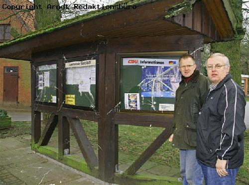 Verärgert: Gerd Trautvetter (l.) und Eckhard Domnick nahmen den zum Teil zerstörten Informationskasten der Gemeinde in Augenschein.