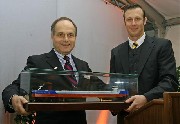 Dr. Werner Marnette (links), NA-Vorstandsvorsitzender und Hans-Helmut Schramm, geschäftsführender Gesellschafter des mittelständischen Logistikdienstleisters aus Brunsbüttel